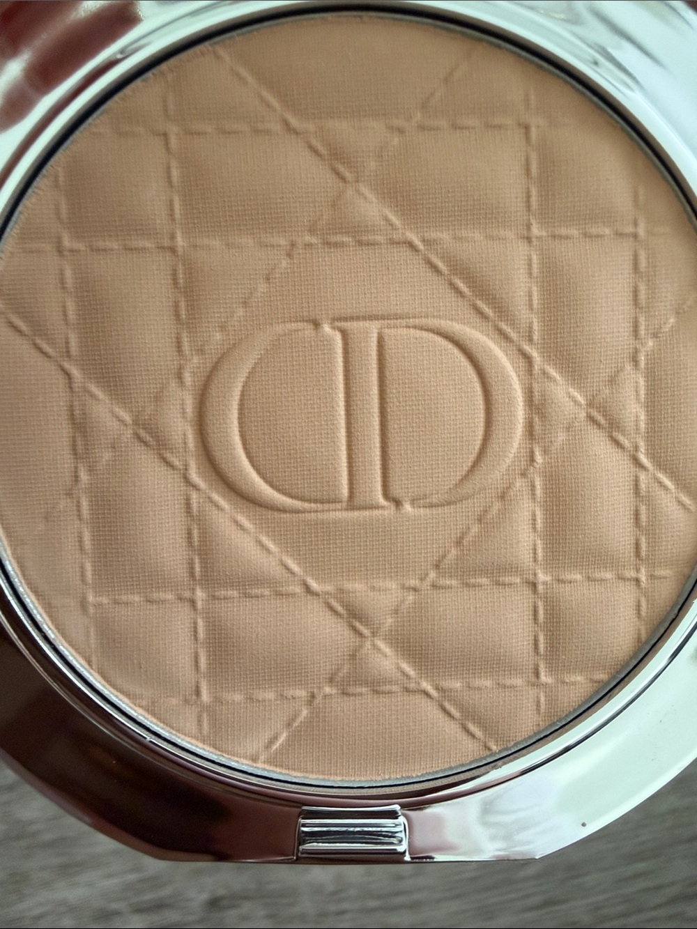Dior Quilted Compact Case setting powder in Soft Beige with Silver CD Logo - Picture 2 of 7